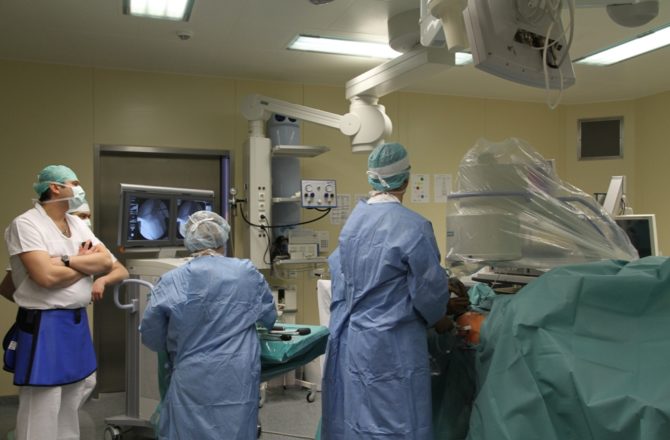 ПАО «Уралкалий» подарил отделению травматологии и ортопедии стационара соликамской городской больницы артроскопическую стойку